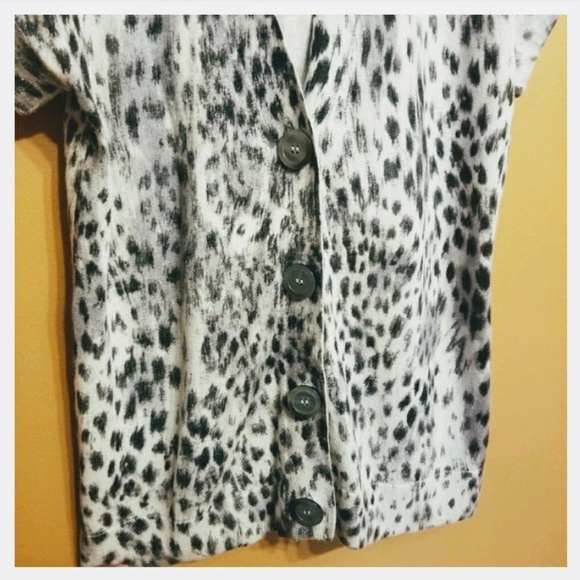 Kenneth Cole | Animal Print Silk Blend Short Sleeve Cardigan Sweater (Medium) - Picture 6 of 8